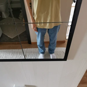 Loose jeans w32 L30 - Hej, säljer mina jeans som jag fick i present men dem blev för stora så dem är endast testade.  Jack & Jones Chris ska modellen heta och dem är loose fit men snygg tvätt/färg.  Nypris 599:-  Jag på bild är 172cm. 