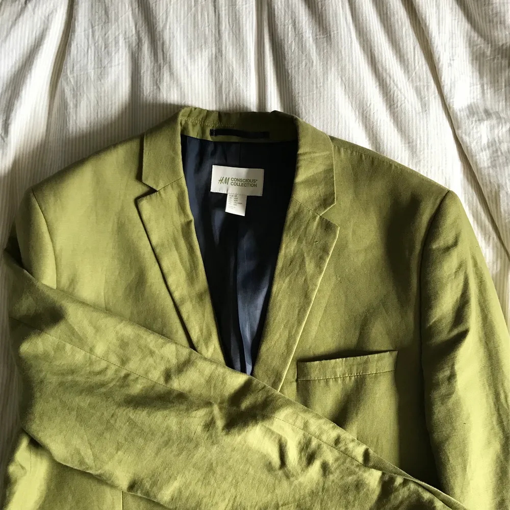 Säljer denna gröna kavajen som har fått men hittat någon användning för. Färgen är som på första bilden. Köparen står för frakt! . Kostymer.