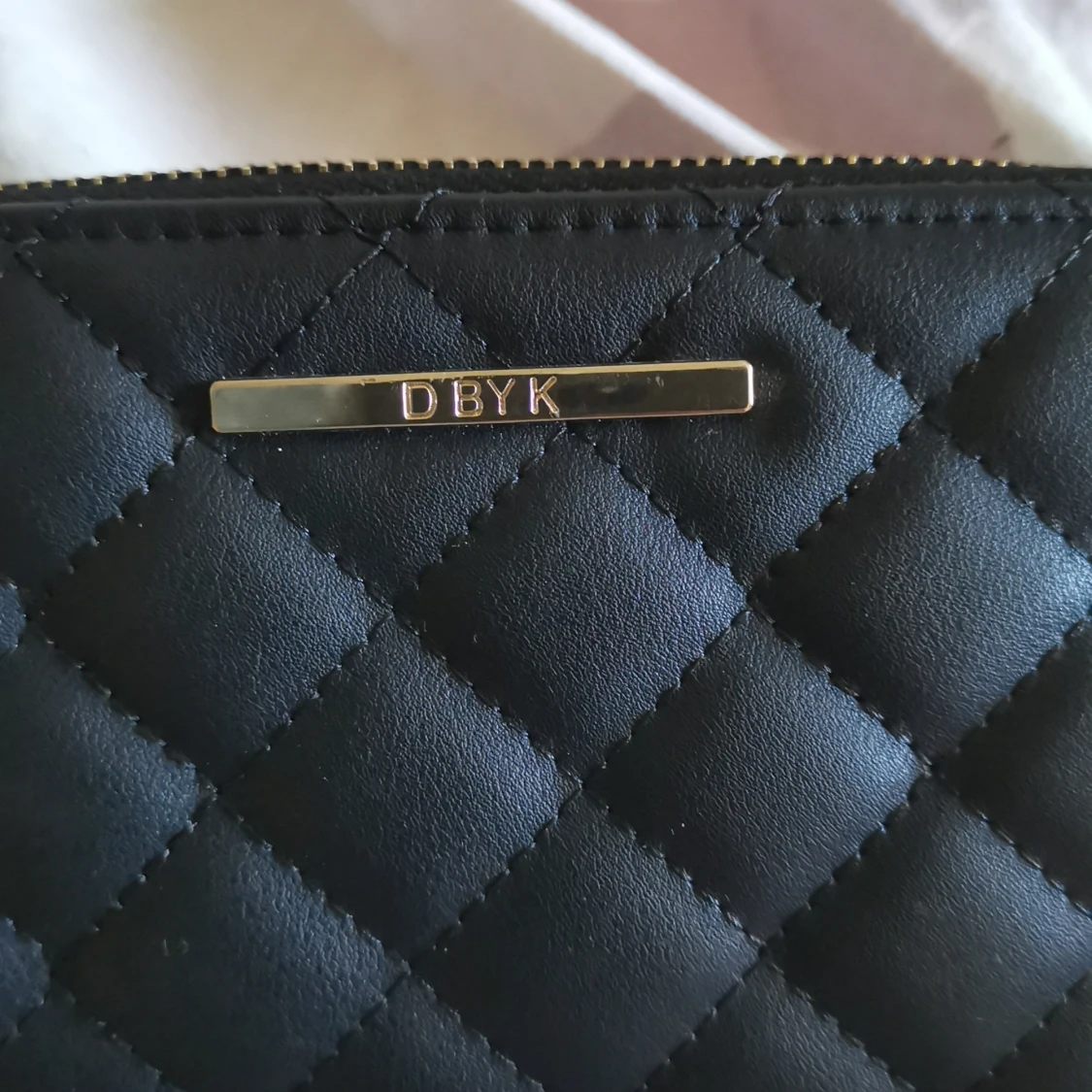 Säljer en plånbok pasande för dig 