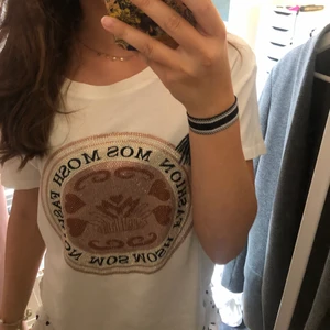 T-shirt - Mosh mosh t-Shirt där storleken inte står men skulle säga att den sitter som M 💗 200kr plus frakten 💝🙃