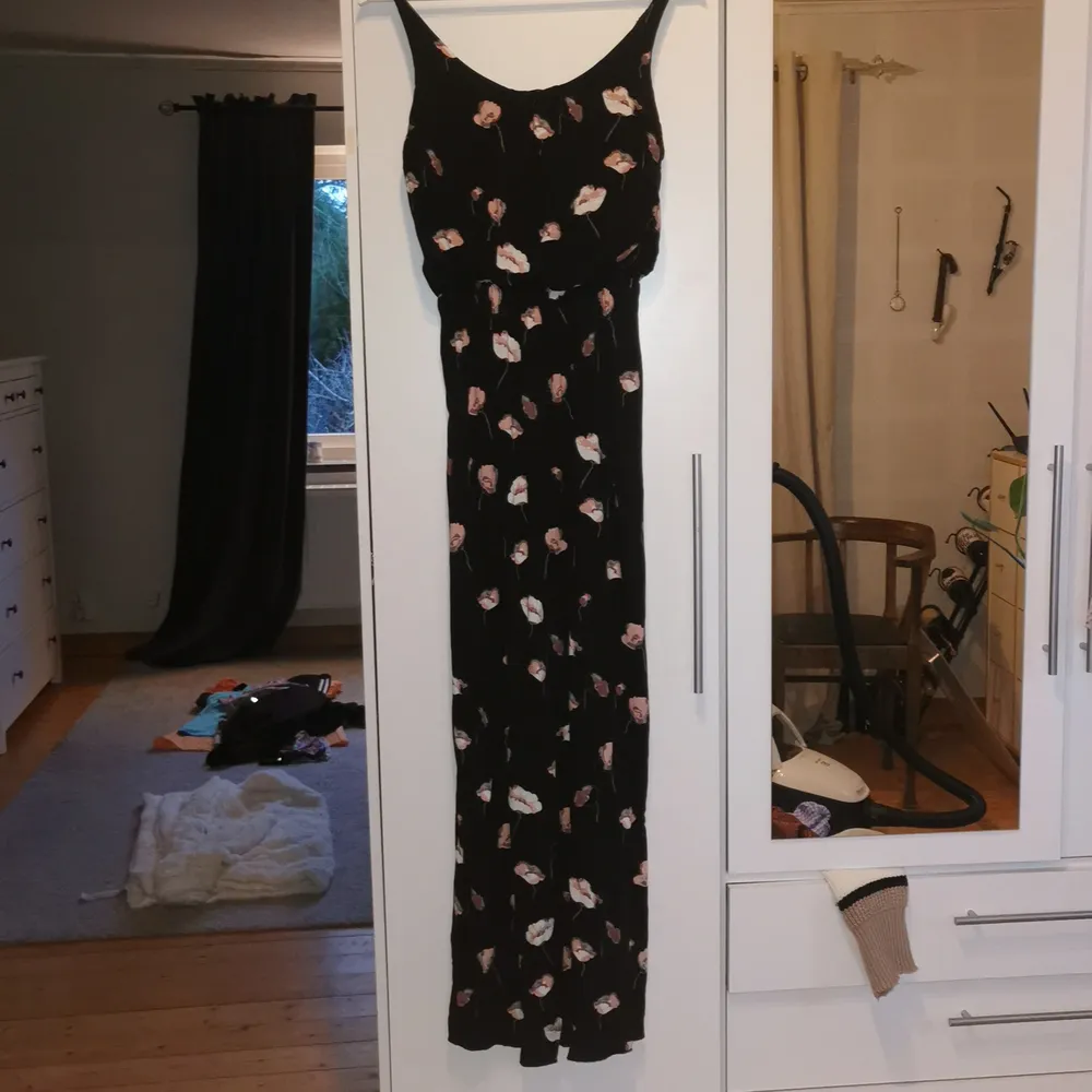 Denna fina klänningen köpte jag på Gekås i Ullared och den är använd 1 gång så den är i gott skick. Hör av dig om du är intresserad eller har några frågor. . Klänningar.