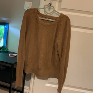 Stickad tröja - Den är i bästa skick den är använd ett par gånger men är hel. Den passar i M/L