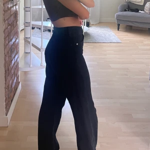 Levis jeans  - Säljer mina älskade vida Levis jeans. Säljer då dem inte passar längre. Köpte dem för runt 1200kr säljer dem för 650kr