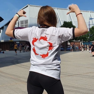 Harry styles Kanin Merch - Säljer en tröja från Harrys hslot merch! Röda kaniner och svarta kanter runt hals och armarna. Den är som storleken och sitter jätte fint!! 