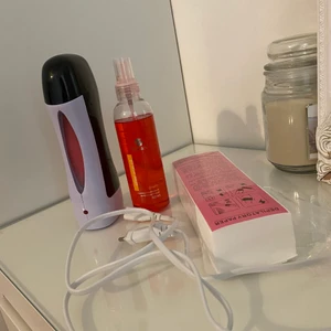 Vax grejer  - Säljer allt som behövs till en vaxning, allt är nytt endast testad 1 gång men det var inget för mig. Det som följer med är: maskin för att värma upp vaxet, 100 ml vax, olja som man använder efter behandlingen och vax remsor. Allt funkar jätte bra