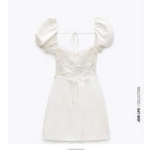 Säljer en jättefin vit klänning från zara!!  Tyvärr var den för liten för mig och därför säljer jag den 💗 kontakta via intresse eller fler bilder💗tryck inte på köp nu!!
