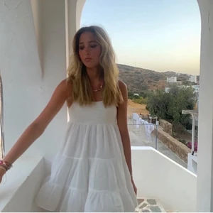 Zara klänning  - Jättefin klänning ifrån Zara som tyvärr inte kommer till användning längre. Den är i nyskick och har inga fläckar. Klänningen är också slutsåld eller så säljs den inte längre.