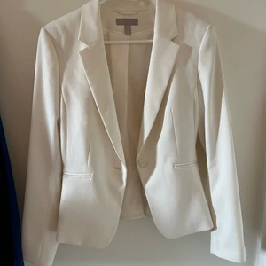 Vit kavaj  - Säljer denna vita kavajen från hm jag köpte för två år sen! Är i gott skick och knappt använd! Frakt är ej inräknad!  skriv för mer frågor!🤍