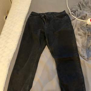 Svarta Jeans från Nelly St. 44  Har endast använt dom 1-2 gånger, nästan helt nya!