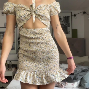 Sommarklänning - Oanvänd och blommig klänning från Chiquelle som köptes förra sommaren för 600kr, lite för liten på mig :( 