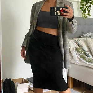 Svart lång kjol - En svart lång kjol med en liten dragkedja som drar upp den där bak. Funkar hur snyggt som helst till kavaj och crop top och ger en känsla av självsäkerhet. Läs bio! 🖤💜