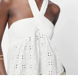 Zara topp - Köpte på Zara rean ben råka beställa två 💕💕 Prislapp kvar och den är helt slutsåld ☺️☺️☺️ skriv privat för frågor 🫶🫶😘