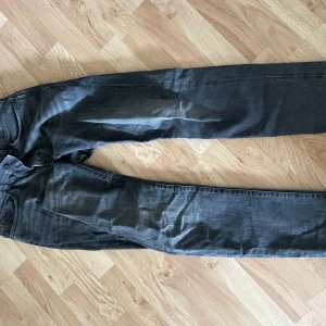 Hugo boss jeans - Hugo boss jeans inköpta från zalando 2020 för 1600, är i strlk 32/32 och sitter som straight leg. Är använda några gånger så är i 9/10.