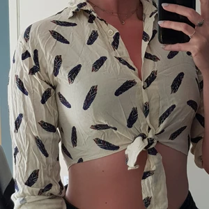 Vintage topp - Vintage topp med knytning i midjan. Storlek L men bäldigt liten, passar S/M. Använd en gång.