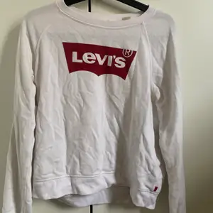 Vit Levi’s sweatshirt. Den är i storlek M men passar också dem i storlek S. Köparen står för frakt.