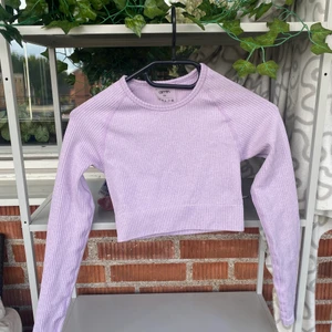 Aimn set, strl xs  - Säljer detta set då jag inte använder det. Det är i nyskick. Storlek xs på både topp och byxor. Byxorna är 3/4 dvs slutar mitten på vaden ca. Kan skicka bilder men plaggen på om det önskas.