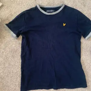 lyle & scott t-shirt, storlek 12-13 år, mörkblå 