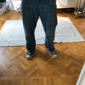 Vintage Levis 569 Jeans - Vintage Levis 569 Jeans med baggy passform. Mörkblå färg.  W34 L30 (Exakta mått på t.ex. benlängd osv kan fås). Inga brister på plagget men använd ett fåtal gånger. Tveka inte på att slänga iväg ett meddelande om du har en fråga! 
