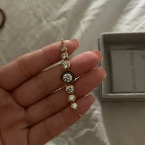 Michael kors armband  - Säljer mitt Michael kors armband. Oanvänd. Går att justera, köpt för 999 kr