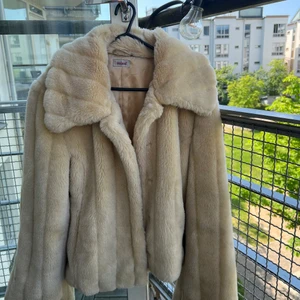 Gräddvit pälsjacka  - Jätte fin vit pälsjacka med lite utsvängda ärmar som inte kommer till användning lämgre! Storlek S 