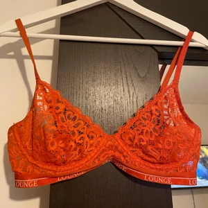 lounge balcony set 75B -  lounge balcony set i storlek 75B köpt föra året i April. 3 par trosor finns i storlek S men inget jag säljer utan det är om köparen önskar. Kommer från djur och rökfria familj.  Jag ansvarar inte för postens slarv. Jag postar senast tre dagar efter