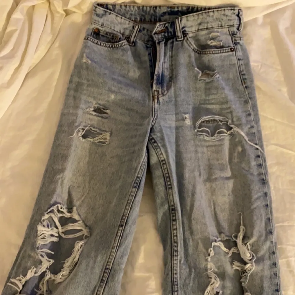 Sparsamt använda Loose straight jeans med revor. Inga defekter eller fläckar. Jeans & Byxor.