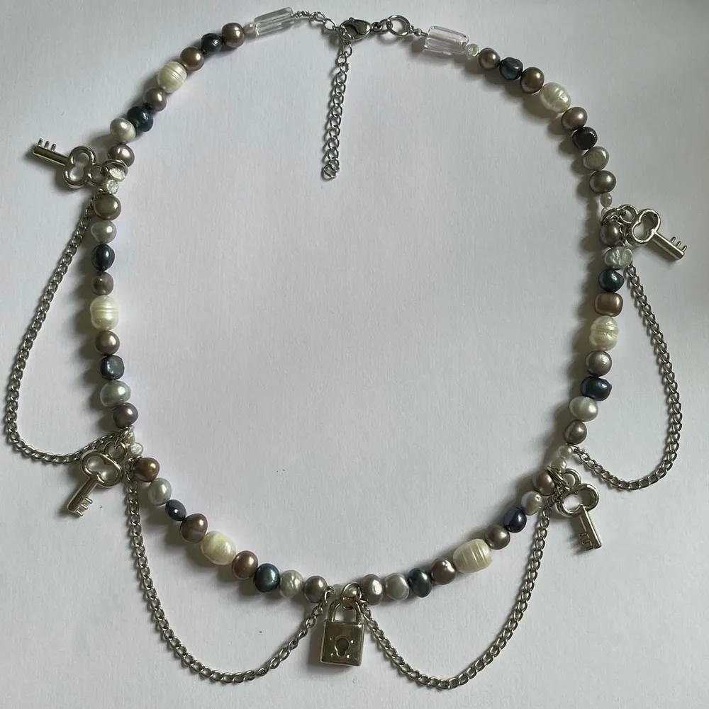 Handgjort halsband av sötvattenspärlor i olika former och färger<3 längden är justerbar 42-47cm, gratis frakt inom sverige!!📦 kolla in @flyingladybugz på instagram för mer smycken!❤️🐞. Accessoarer.