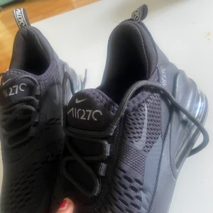 Nike 270 svart - Jag säljer denna Nike 270 som inte passar den passar för storlek 38/39 De är både för tjejer och killar