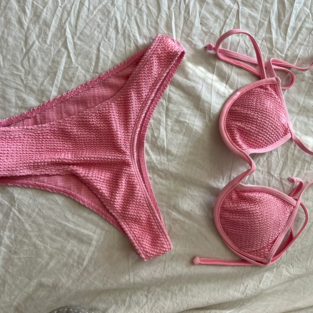 så söt rosa bikini från shein! aldrig använd utan endast testad en gång o säljes då den va för stor på mig 💕 skyddslappen är fortfarande kvar! storlek S . Övrigt.