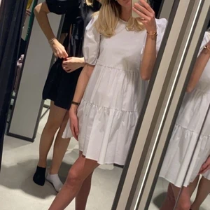 Klänning Zara - Säljer denna fina klänningen från Zara för 200 kr + frakt! Storlek S🫶🏼