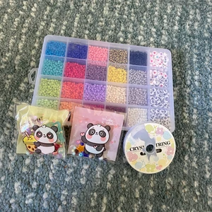 Pärlor - Små pärlor i olika färger med tillhörande tråd. Samt några större pärlor som är runda och formade som björnar 50kr + eventuell frakt 