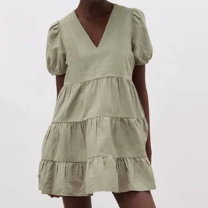 Zara klännjng - Säljer denna assnygga klänningen ifrån zara!!! Den har använts typ 2 gånger, så nästan helt ny. Säljer då jag inte har användning för den 💕🌸💖