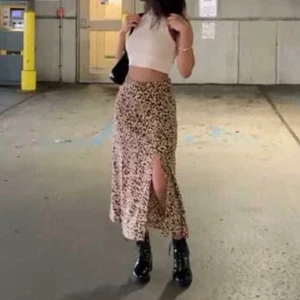 Kjol i leopardmönster - Brun leopard mönstrad kjol. Använd 1 gång. Nyskick. Första bilden är lånad  TRYCK INTE PÅ KÖP NU! kontakta mig först!! Betalning via Swish‼️