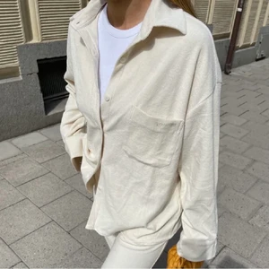 Djerf avenue frottéskjorta - Naturvit frotté/terry skjorta från Djerf Avenue. Endast använd ett fåtal gånger. Storlek S. Nypris: 1199kr. Mitt pris: 800kr.