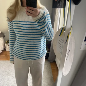 Stickad tröja zara - Superfin blå/vit randig stickad tröja från zara!!