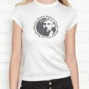 Brandy Melville  - Säljer min snygga tröja från brandy, älskar den men kmr tyvärr inte till användning💗💗💗 använd ca 2 gånger så den är i väldigt bra skick! Skriv för privata bilder