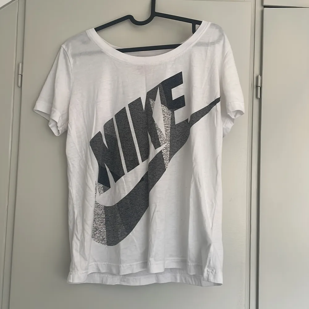 Köpt för några år sen i Nike butik. Bra skick. Kan mötas upp i Stockholm 🌸. T-shirts.