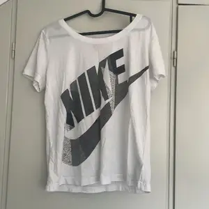 Köpt för några år sen i Nike butik. Bra skick. Kan mötas upp i Stockholm 🌸