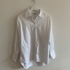 Oversized skjorta - Skjorta i oversize från NA-KD. Använd 1 gång. Fint skick.