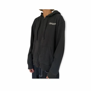 Kappa ziphoodie  - Najs kappa hoodie:) har en liten fläck som kmr gå bort i tvätten på framfickan som syns på bilden. Strl L