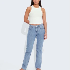 Blåa jeans - Säljer mina blåa jeans som knappt kommit till användning, storlek 25, nypris 599, säljer för 300kr💕kom privat för fler bilder