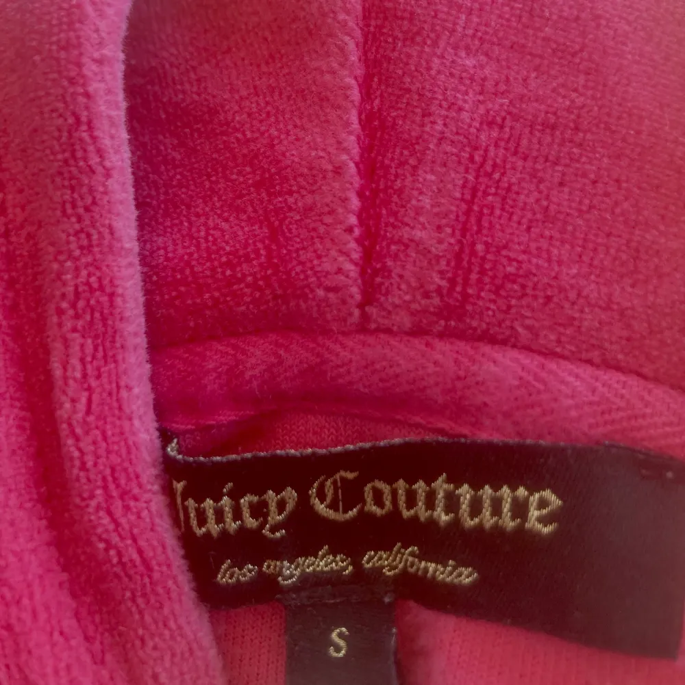 Snygg ziptröja från Juicy Couture.  Använd men inga synliga skador.  Köparen står för frakt😇. Hoodies.