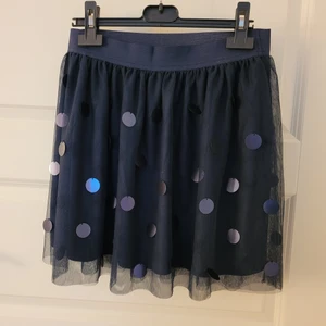 Paljettkjol 🦋 - Säljer min jättefina och slutsålda paljettkjol från lindex då den är för stor på mig. Den är köpt från barnavdelningen i storlek 170 men skulle skatta att den passar säkert XS-S. Den har endast provat och därav i nyskick🦋 Jag köpte den för ca 280 kr men sänker till 95 kr. Den kan även vara fin att använda som en strapless topp!! 