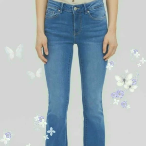 snygga byxor - 🦋LÅNAD BILD🦋 Fina byxor i bra skick, använt dom ca 3 gånger🌸 Kontakta mig om frågor eller mer bilder💗ANVÄNDER EJ KÖP NU💗