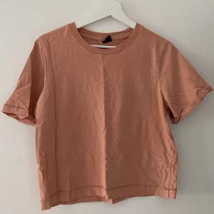 Rosa T-shirt från Ginatricot storlek S-M