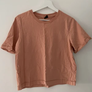 Ginatricot - Rosa T-shirt från Ginatricot storlek S-M