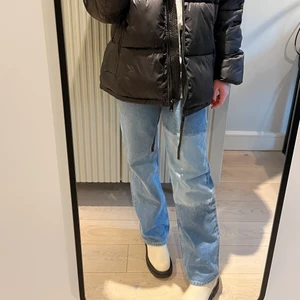 Högmidjade jeans  - Högmudjade jeans, knappt använda. Köparen står för eventuell frakt.  🌸