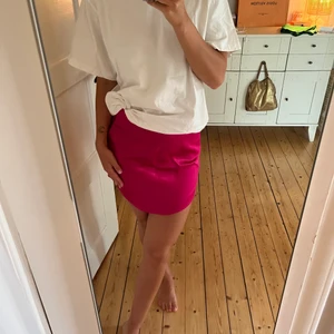 Satinkjol  - Satinkjol från Zara i en magisk färg! Köpt förra året men aldrig använd, nypris 399kr. Jättefint lite tjockare material som ser lyxigt ut 💘