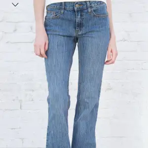 Hej jag skulle vilja byta mina brielle 90s jeans i bootcut modellen mot de i den raka modellen i strl M. Jag vill byta då mina tyvärr är lite försmå på mig. Kan tänka mig sälja för rimligt pris. KLICKA INTE PÅ KÖP DIREKT