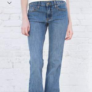 Hej jag skulle vilja byta mina brielle 90s jeans i bootcut modellen mot de i den raka modellen i strl M. Jag vill byta då mina tyvärr är lite försmå på mig. Kan tänka mig sälja för rimligt pris. KLICKA INTE PÅ KÖP DIREKT